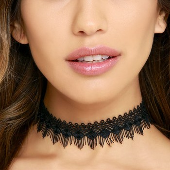 Lace necklace with fringes